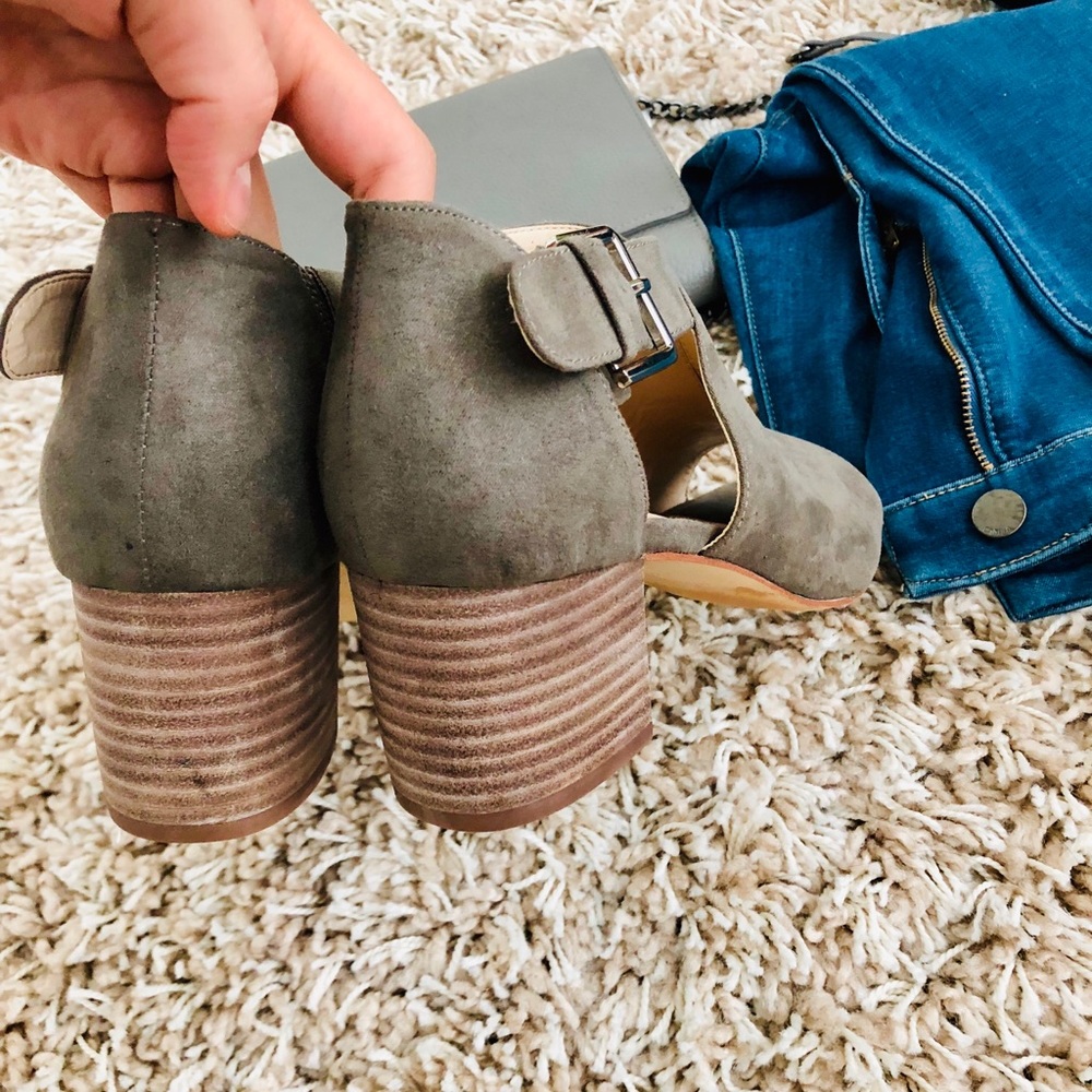 {SOLD) Olive Belted Sandal 7M [Nine West] Suede - Picture 4 of 6